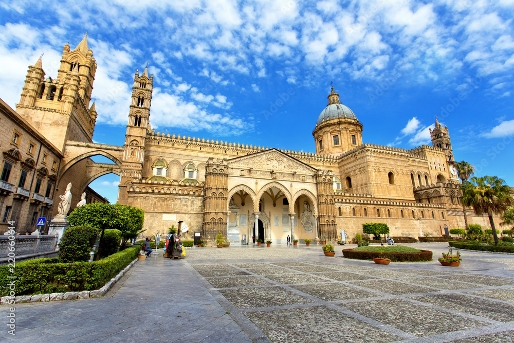 Obraz premium View of the facade of the Cathedral of Palermo