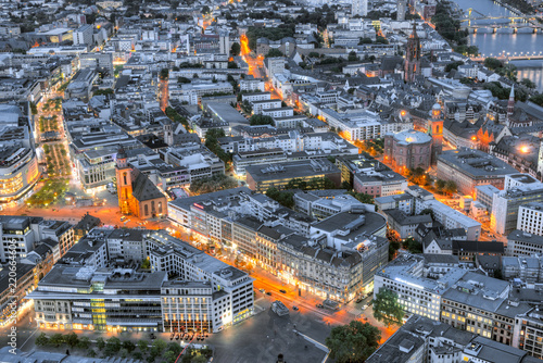 Die Innenstadt mit der Zeil von Frankfurt am Main am Abend zur Blauen Stunde