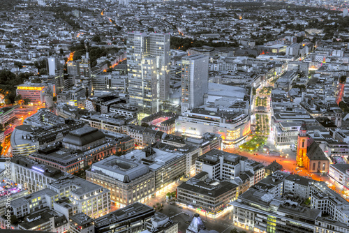 Die Innenstadt mit der Zeil von Frankfurt am Main am Abend zur Blauen Stunde
