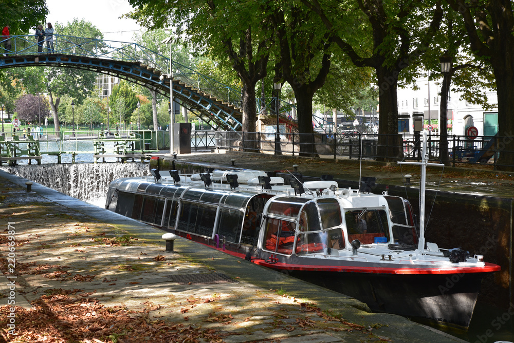 Fototapeta premium Passage d'une écluse sur le canal Saint-Martin à Paris, France