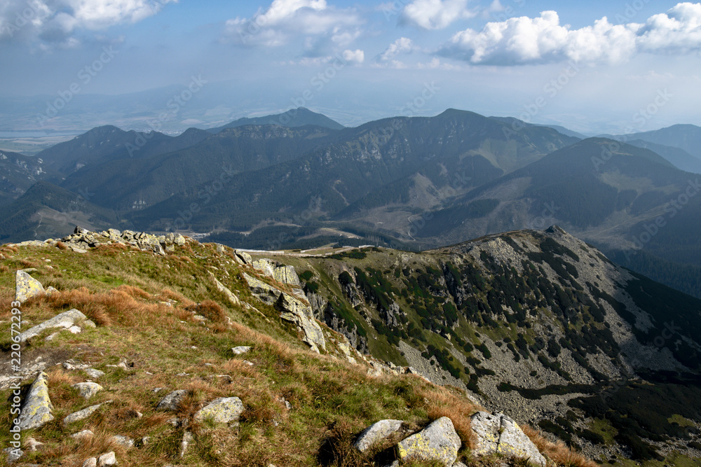 Obraz premium Mountain with view of misty valley and misty sky