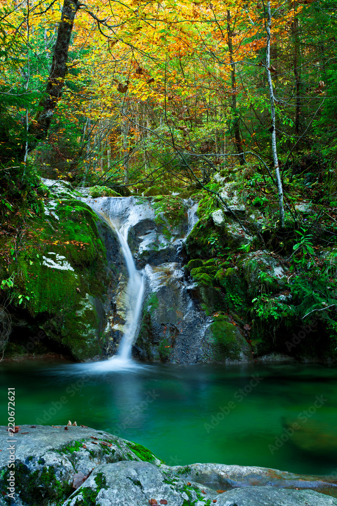 Gebirgsbach mit Wasserfall und Gumpe im Herbst Gebirgsbach mit Wasserfall und Gumpe im Herbst