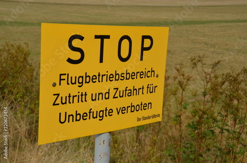 Schild auf Truppenübungsplatz Flugbetrieb photo