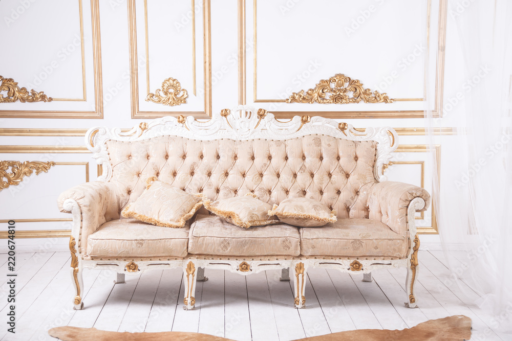 Antique luxury sofa against royal wall decoration. - obrazy, fototapety, plakaty 