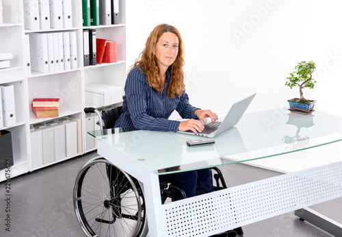 Fotografie disabled businesswoman in wheelchair
