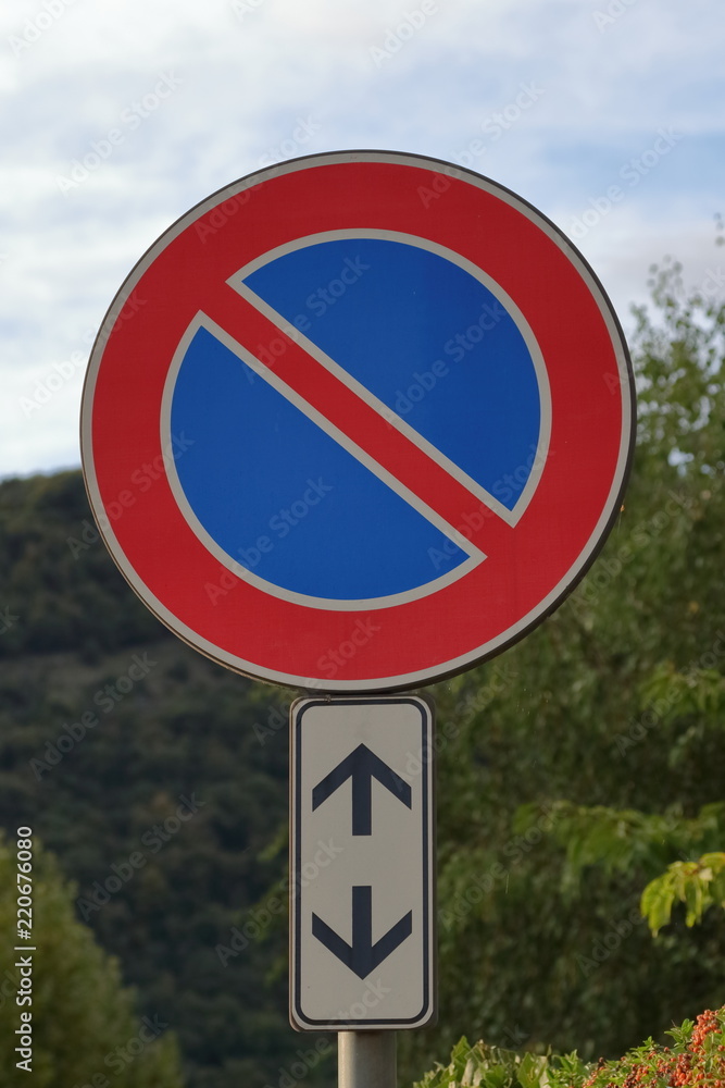 cartello strada divieto di parcheggio 