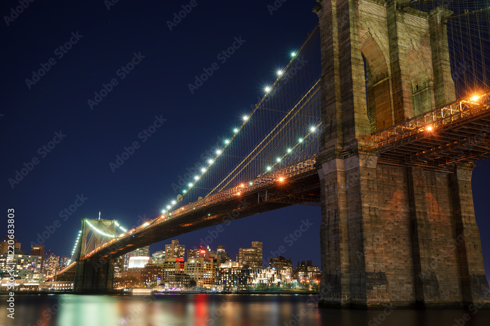 Fototapeta premium Manhattan Bridge and Brooklyn Skyline at night