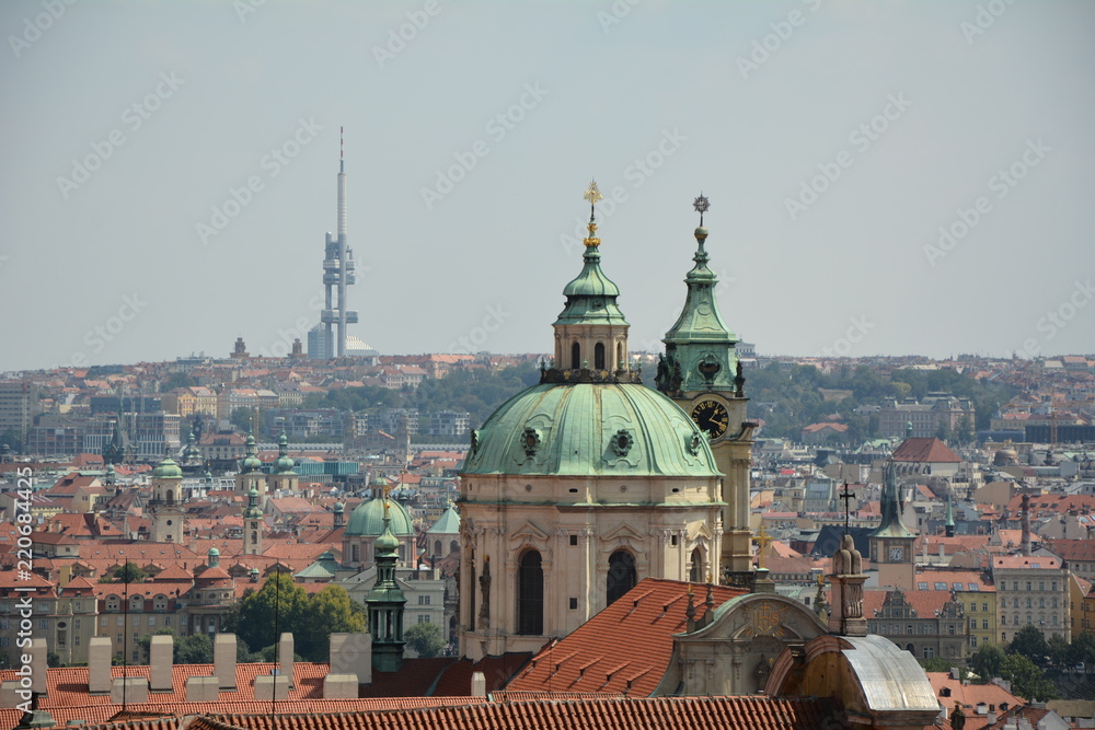 Blick zur Kirche St.Nikolaus in Prag, Fernsehturm im Hintergrund
