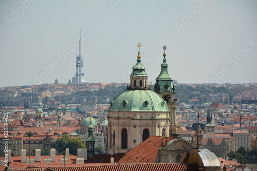 Blick zur Kirche St.Nikolaus in Prag, Fernsehturm im Hintergrund