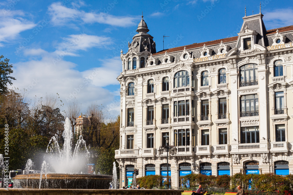 Φωτογραφία Fountain on the Plaza de la Escandalera with Casa Conde in the background in Ovi