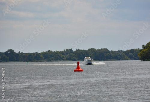 Motorboot mit Boje