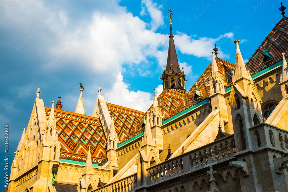 Obraz premium King St Stephen equestrian Statue by sculptor Alajas Strobl and Matthias church at Fisherman Bastion, Castle Hill, Buda, Budapest in Hungary