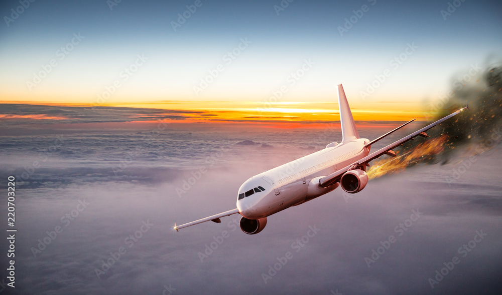 Fototapeta premium Samolot z silnikiem w ogniu, koncepcja katastrofy lotniczej.