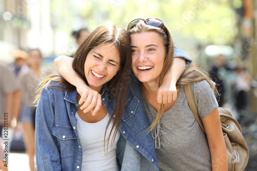 Canvastavla Two friends laughing loud in the street
