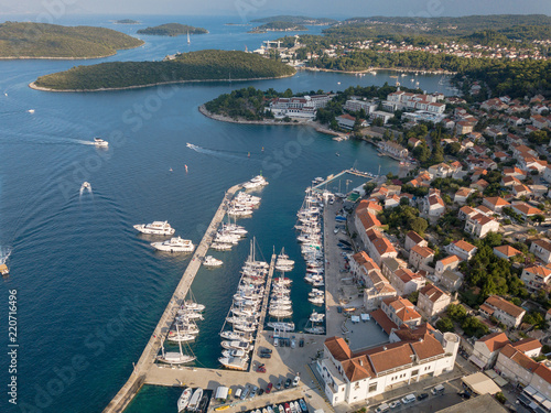 Insel Korcula, Stadt in Dalmatien, Kroatien, Luftaufnahme mit Bergen und Meer im Hintergrund