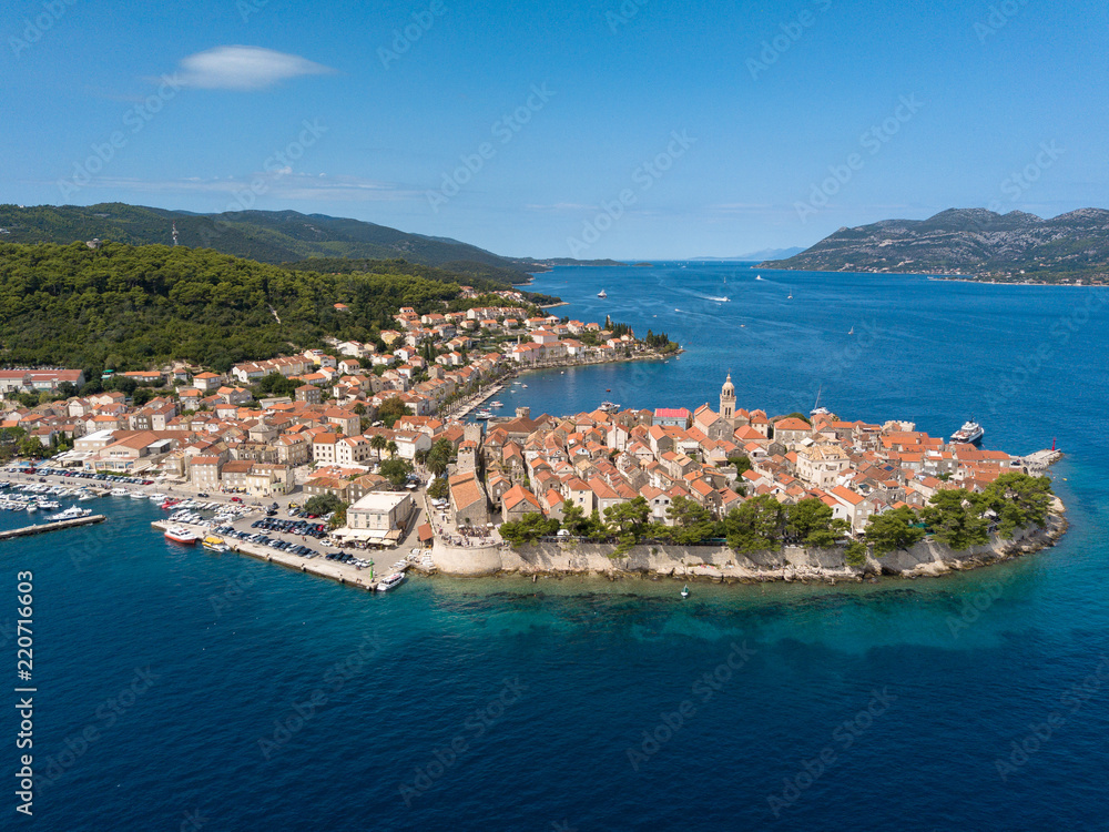 Insel Korcula, Stadt  in Dalmatien, Kroatien, Luftaufnahme mit Bergen und Meer im Hintergrund