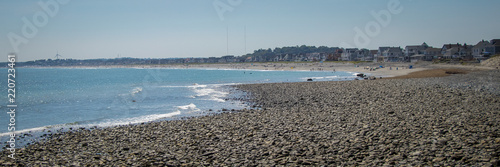 Fotografía panoramic of rocky beach in hull MA at low tide