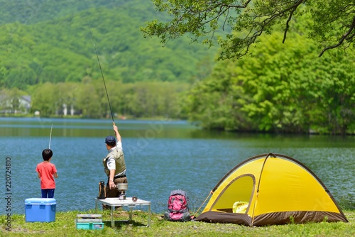 湖畔のキャンプ・釣りを楽しむ家族