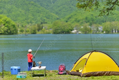 湖畔のキャンプ・釣りを楽しむ家族