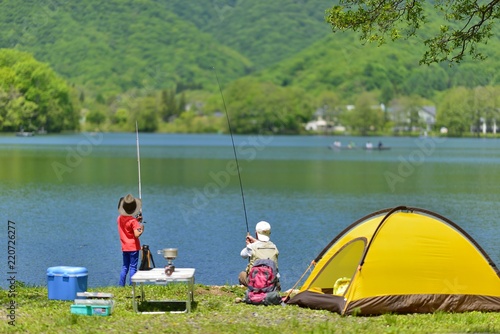 湖畔のキャンプ・釣りを楽しむ家族 