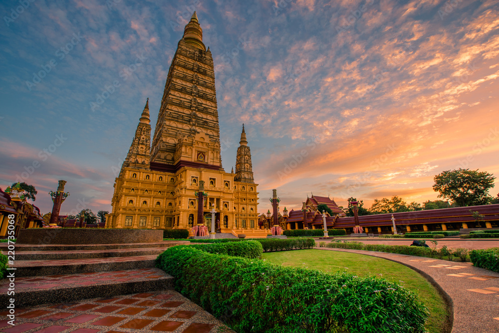 Obraz premium Wat Mahathat Wachiramongkol Former name (Wat Bang Tong) is located Krabi,The environment is rubber plantation. And oil palm plantation, a towering pagoda is beautiful, tourists are always watching.