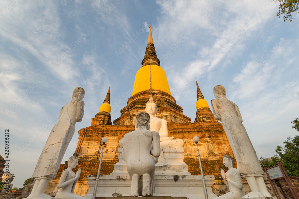 Fototapeta premium タイ・アユタヤ・遺跡・仏陀・Wat Yai Chai Mongkon