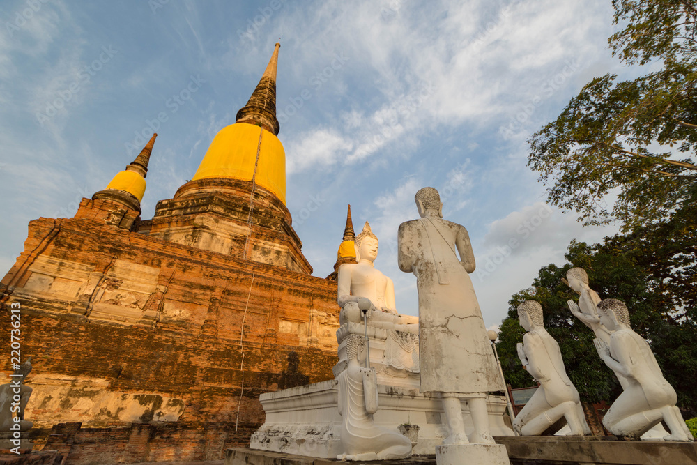 Naklejka premium タイ・アユタヤ・遺跡・仏陀・Wat Yai Chai Mongkon