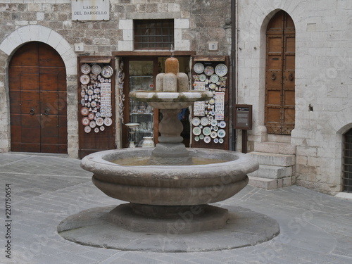 Gubbio - largo del Bargello e fontana di matti