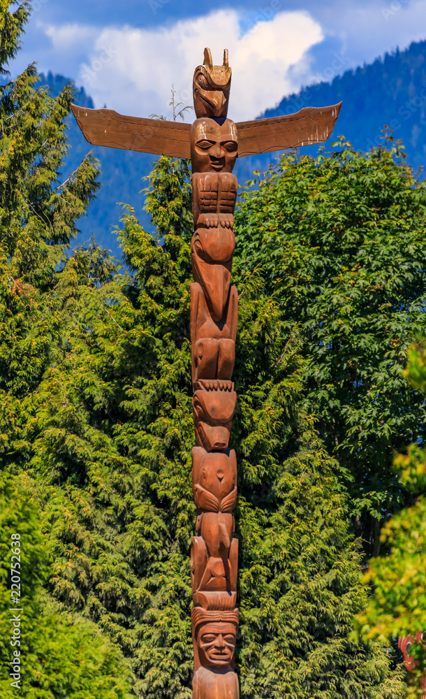 Obraz premium First Nations American Indian totem poles in Stanley Park in Vancouver Canada