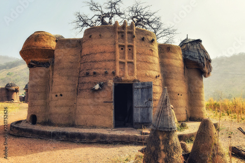 Fotografie traditional tata somba house with thatched roofs and granaries