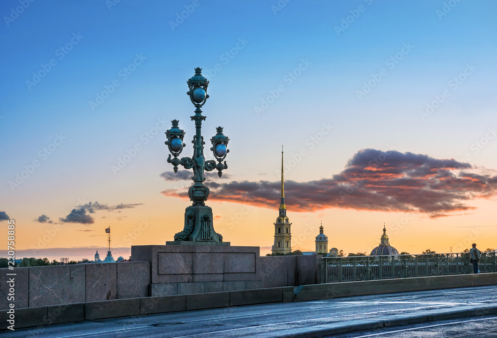 Вид на Петропавловскую крепость с моста в Санкт-Петербурге View of the Peter and Paul Fortress from the Trinity Bridge