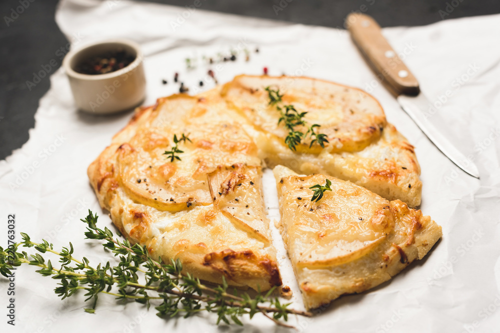 Pizza with pear, cheese and thyme