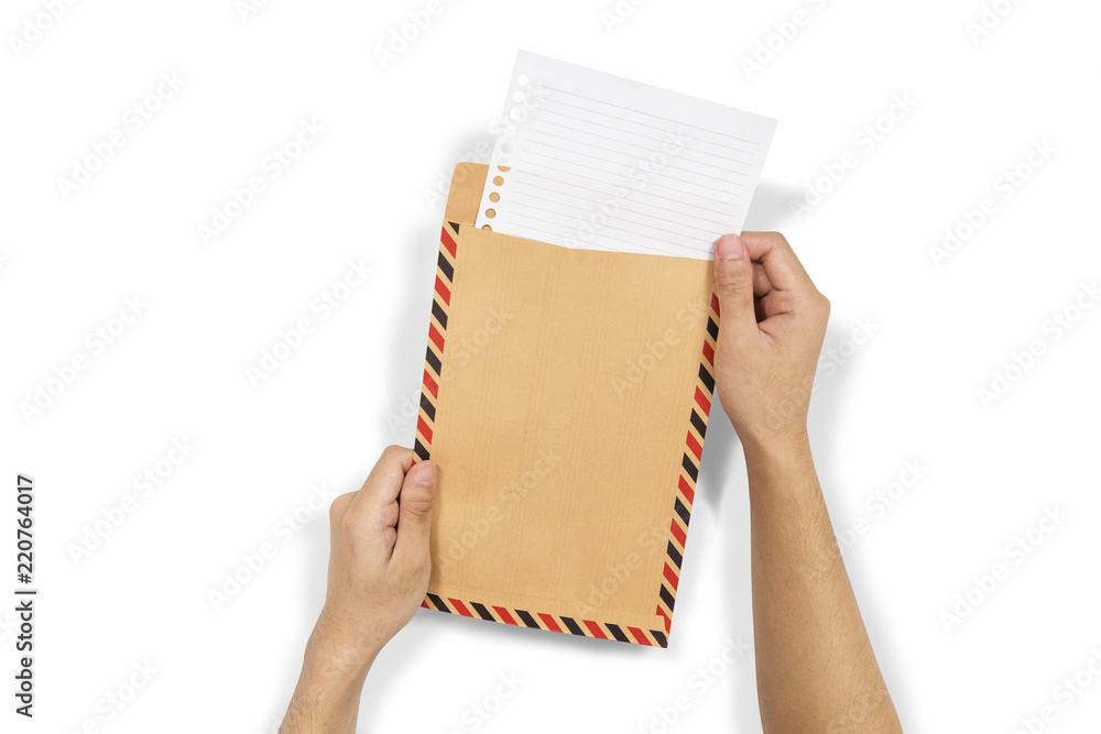Obraz premium Hands insert the paper into brown envelope
