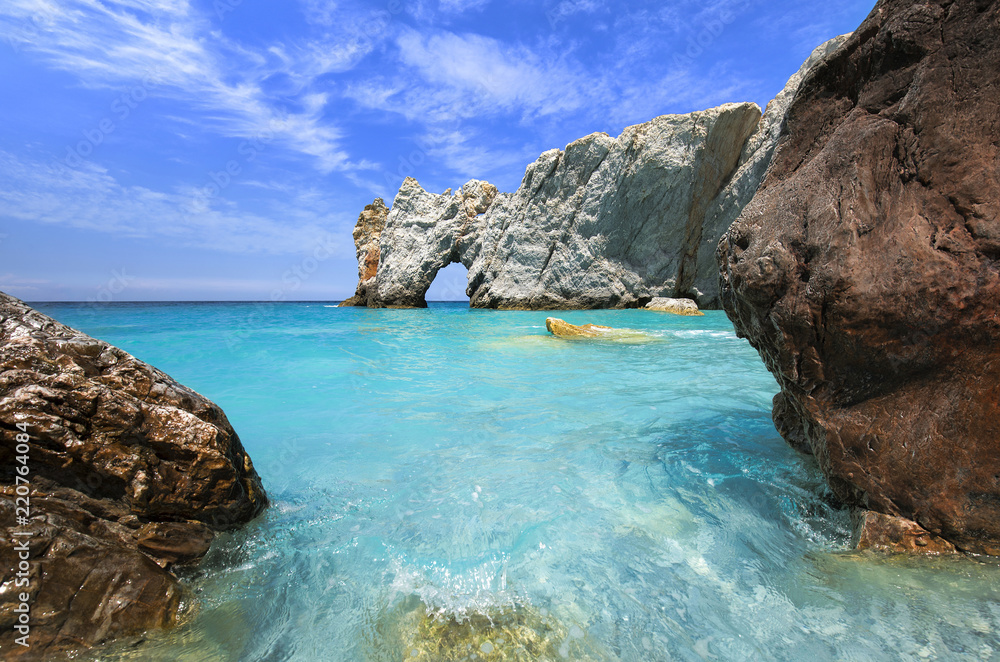 Die berühmte Lalaria Felsen auf der Insel Skiathos in Griechenland