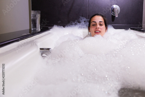 Obraz na płótnie Woman taking a bath of foam w salonie