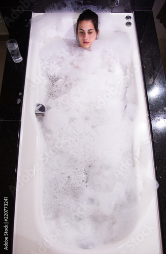 Obraz na płótnie Woman taking a bath of foam w salonie