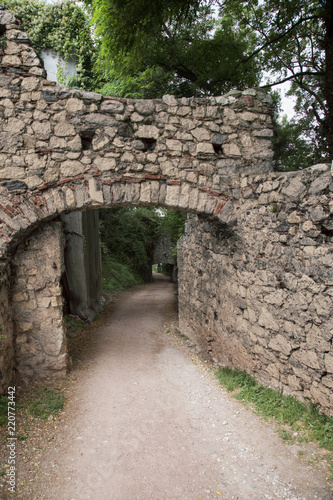 Fototapeta Naklejka Na Ścianę i Meble -  Stone arch with road
