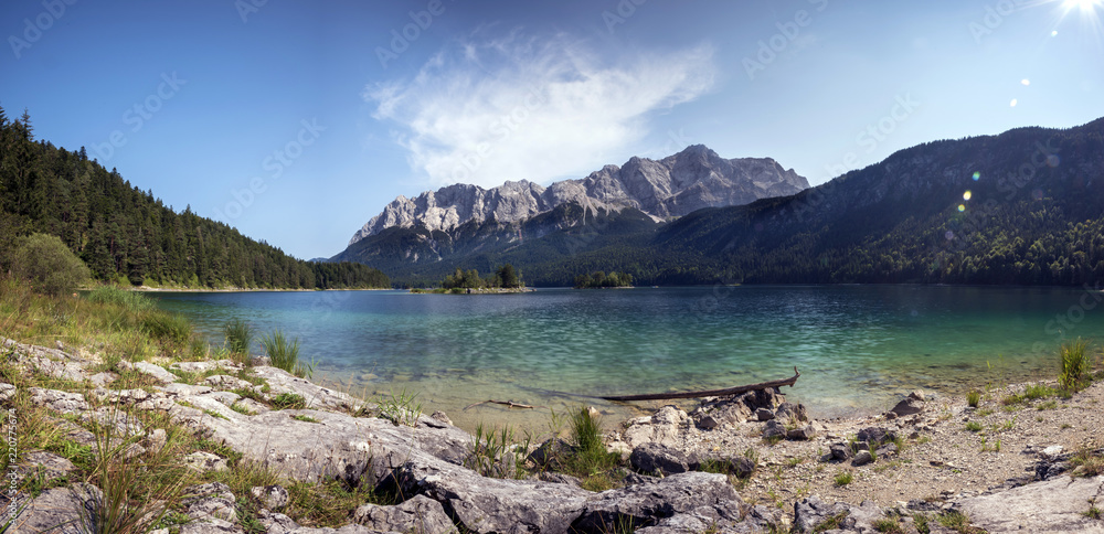 Zugspitze im Wettersteingebirge und Eibsee