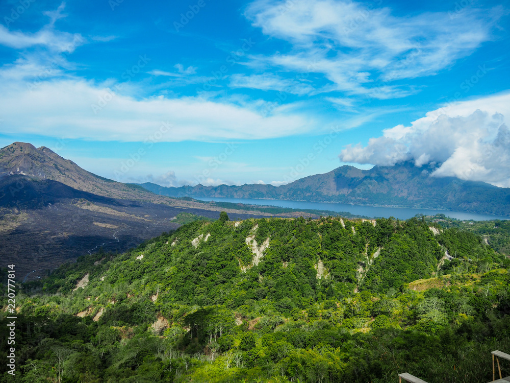 Fototapeta premium Gunung Batur Vulkan am See Lake Batur, Bali, Indonesien, Asien