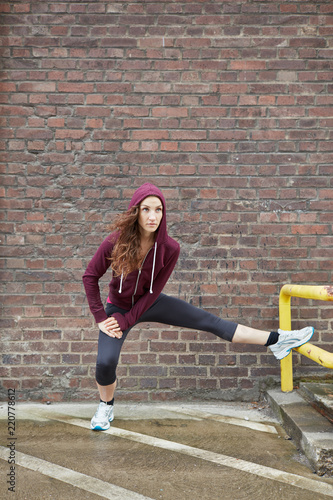 Sportlicher Teenager macht Dehnübung