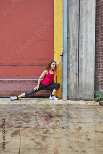 Junge sportliche Frau beim Stretching