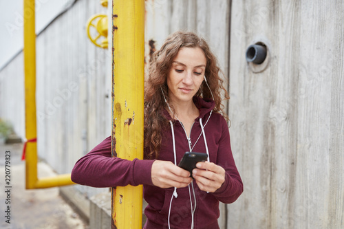 Junge Frau nutzt Smartphone App