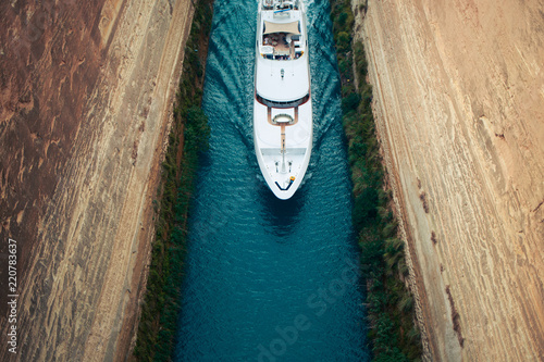 Boat in the Corinth Canel © Kovcs