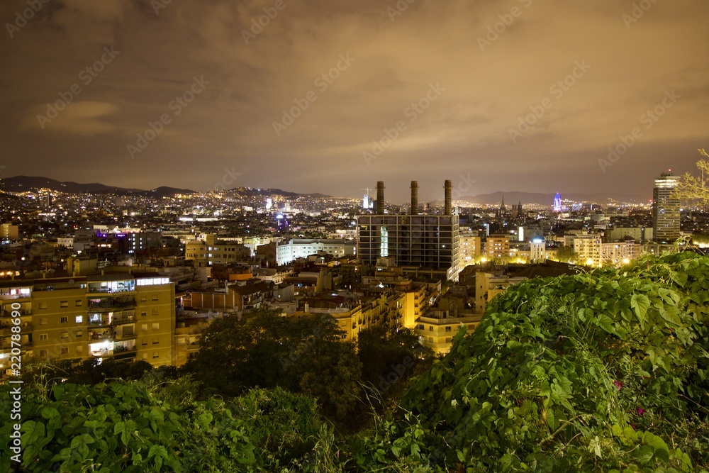 Obraz premium Vista panorâmica nocturna de Mont-Juic para Barcelona.