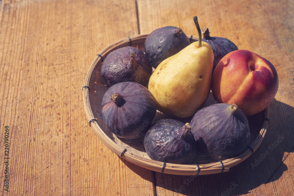Φωτογραφία Fruits: figs, pears, peaches on a wooden background