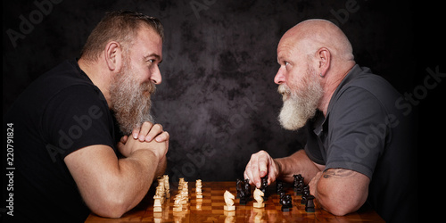 Zwei Männer spielen Schach photo
