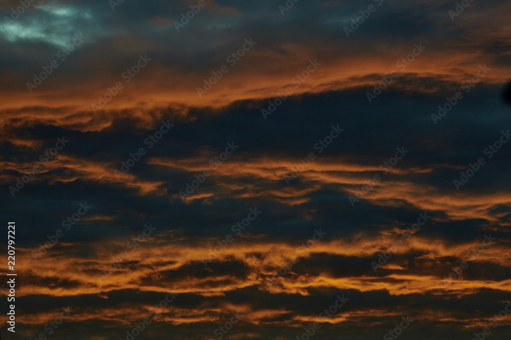 Wolkenhimmel abends bei Sonnenuntergang