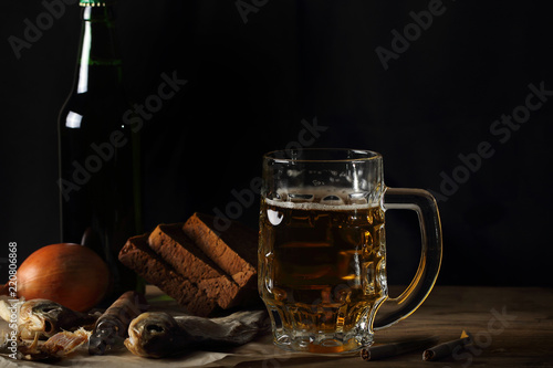 пиво напиток стоит на столе в бокале 