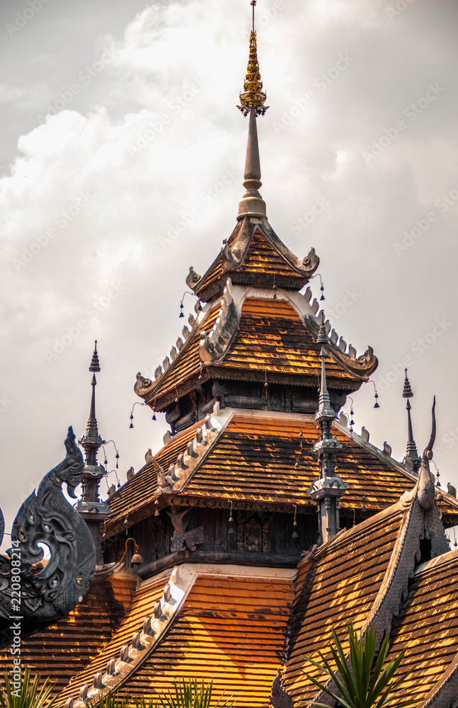 Fototapeta premium Las ruinas del Wat Chedi Luang, Chiang Mai, Tailandia