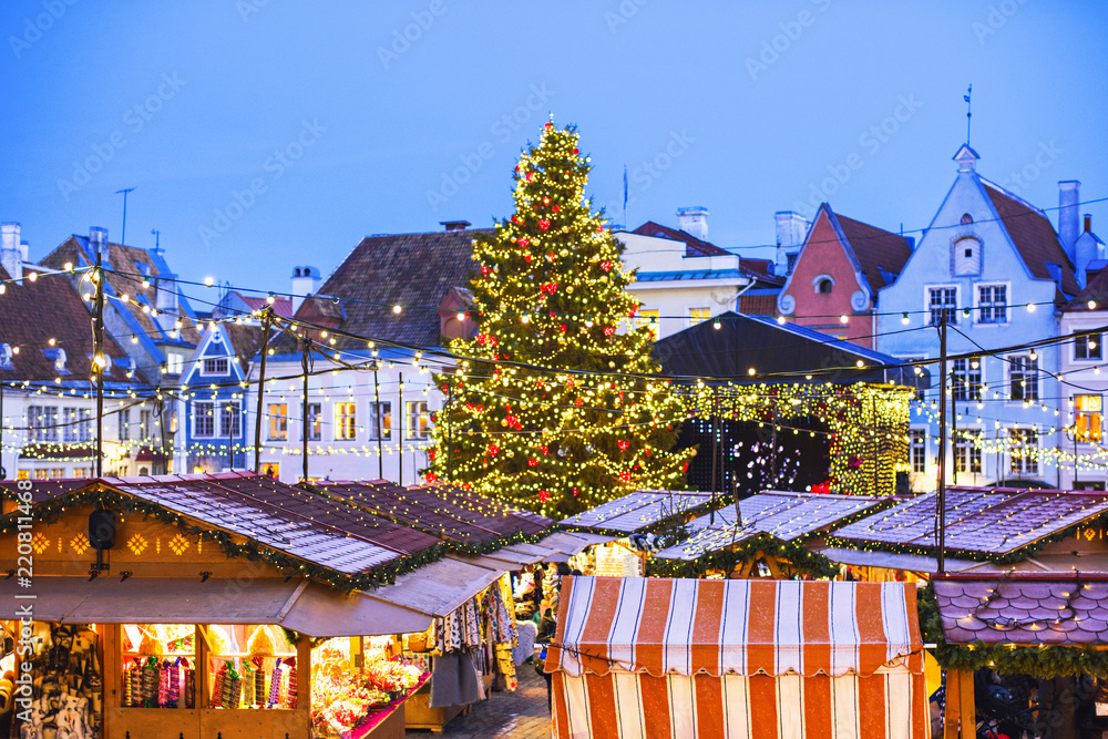 Obraz na płótnie Traditional Christmas market in Europe. Tallinn, Estonia. Christmas fair concept. w salonie